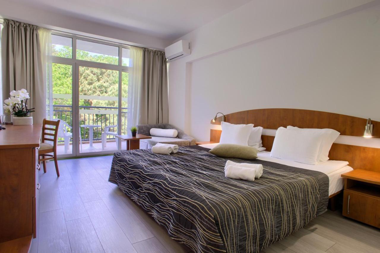 Standard Doppelzimmer mit Balkon und Parkblick